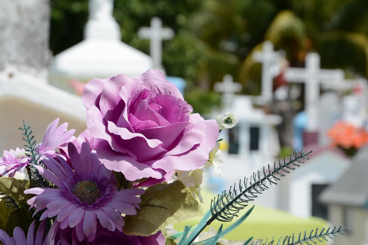 Die Beerdigungsversicherung, auch Bestattungsversicherung genannt, zahlt im Todesfall die Versicherungssumme, um die Beerdigungskosten tragen zu können.