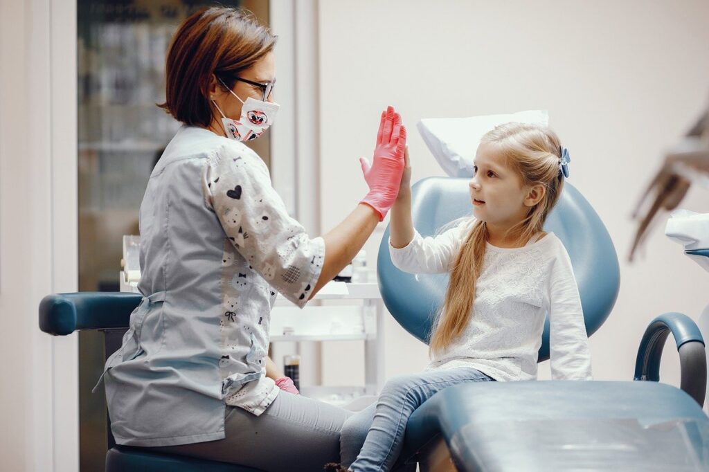 Eine gute Zahngesundheit wirkt sich positiv auf die Entwicklung von Kindern aus.