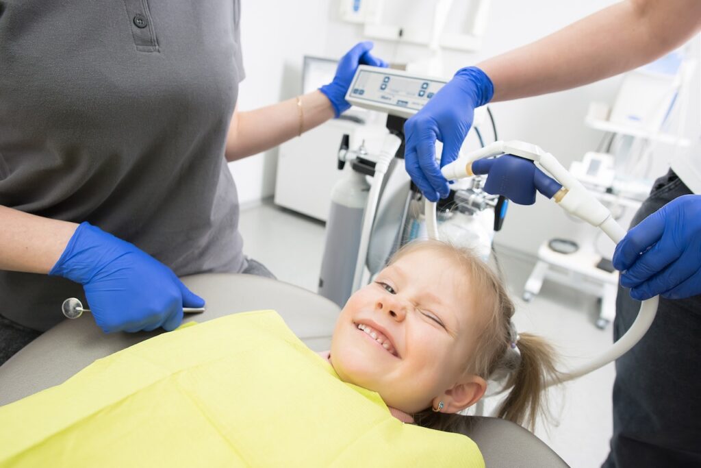 Eine Zahnzusatzversicherung schließt die Versorgungslücken der gesetzlichen Krankenkassen.