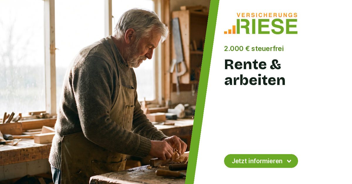 Älterer Mann arbeitet zufrieden in einer Schreinerwerkstatt